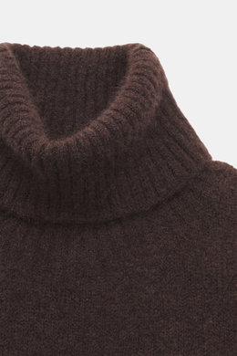 Nahaufnahme des anliegenden Rollkragens vom Filippo de Laurentiis Rollkragenpullover dunkelbraun, Slim Fit, mittelfeines Strickbild, sehr weicher Griff, Mix aus Cashmere, Seide und Microfaser, flexible Rippbündchen, fotografiert von oben.
