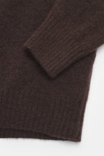 Nahaufnahme des Filippo de Laurentiis Rollkragenpullovers dunkelbraun von oben, mittelfeines Strickbild, Slim Fit, anliegender Rollkragen, flexible Rippbündchen, Mix aus Cashmere, Seide und Microfaser, sehr weicher Griff.