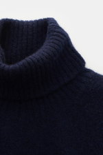 Nahaufnahme des anliegenden Rollkragens vom Filippo de Laurentiis Rollkragenpullover navy, mittelfeines Strickbild, Slim Fit, sehr weicher Griff, Mix aus Cashmere, Seide und Microfaser, flexible Rippbündchen.