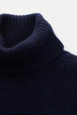 Nahaufnahme des anliegenden Rollkragens vom Filippo de Laurentiis Rollkragenpullover navy, mittelfeines Strickbild, Slim Fit, sehr weicher Griff, Mix aus Cashmere, Seide und Microfaser, flexible Rippbündchen.
