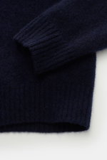 Nahaufnahme des Ärmels und Bunds des Filippo de Laurentiis Rollkragenpullover navy, Slim Fit, mittelfeines Strickbild, weicher Griff, aus Cashmere, Seide und Microfaser, mit anliegendem Rollkragen und flexiblen Rippbündchen.