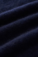 Filippo de Laurentiis Rollkragenpullover navy, Nahaufnahme der Stoffstruktur, Mix aus Cashmere, Seide, Microfaser, sehr weich, mittelfeines Strickbild, Slim Fit, Rollkragen, flexible Rippbündchen.