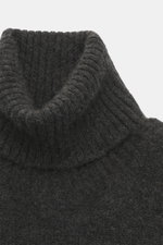 Nahaufnahme des anliegenden Rollkragens vom Filippo de Laurentiis Rollkragenpullover dunkelgrau, Slim Fit, mittelfeines Strickbild, sehr weich mit flexiblem Rippbündchen, Mix aus Cashmere, Seide und hochwertiger Microfaser.