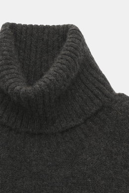 Nahaufnahme des anliegenden Rollkragens vom Filippo de Laurentiis Rollkragenpullover dunkelgrau, Slim Fit, mittelfeines Strickbild, sehr weich mit flexiblem Rippbündchen, Mix aus Cashmere, Seide und hochwertiger Microfaser.