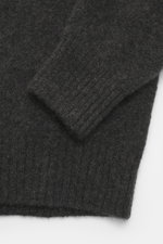 Filippo de Laurentiis Rollkragenpullover dunkelgrau, Detailaufnahme von Ärmel und Bund, Slim Fit, mittelfeines Strickbild, weicher Griff, flexible Rippbündchen, Mix aus Cashmere, Seide, Microfaser.