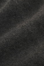 Filippo de Laurentiis Rollkragenpullover dunkelgrau, Nahaufnahme Stoffstruktur, Mix aus Cashmere, Seide, Microfaser, sehr weich, voluminös, Slim Fit, mittelfein, Rippbündchen, anliegender Rollkragen.