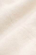 Filippo de Laurentiis Rollkragenpullover creme in Nahaufnahme, mittelfeines Strickbild, Slim Fit, anliegender Rollkragen, weicher Griff, flexible Rippbündchen, Mix aus Cashmere, Seide und Microfaser.