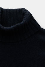 Filippo de Laurentiis Cashmere Rollkragenpullover navy im Close-up von oben, feines Strickbild, reiner Cashmere, weicher Griff, Regular Fit.