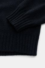 Filippo de Laurentiis Cashmere Rollkragenpullover navy, Nahaufnahme von Ärmel und Bund, feines Strickbild, 100% Cashmere, Regular Fit, weicher Griff, Rollkragen und flexible Rippbündchen.