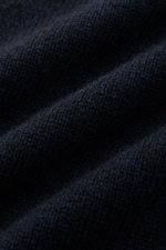 Filippo de Laurentiis Cashmere Rollkragenpullover navy Nahaufnahme des feinen Strickbilds aus 100% weichem Cashmere, Rollkragen in Rippstrick sichtbar.
