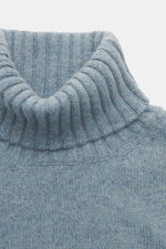 Filippo de Laurentiis Cashmere Rollkragenpullover rauchblau, Detailaufnahme von oben, feines Strickbild, weicher Griff, Rippstrickkragen, 100% Cashmere.