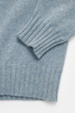 Filippo de Laurentiis Cashmere Rollkragenpullover rauchblau, Detailaufnahme von Ärmel und Saum, feines Strickbild, Rippbündchen, 100% Cashmere, Regular Fit.