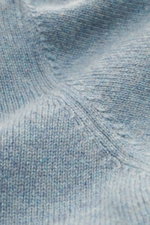 Filippo de Laurentiis Cashmere Rollkragenpullover rauchblau, Makroaufnahme des feinen Strickbilds aus 100% Cashmere, weicher Griff, Rippstrickkragen.