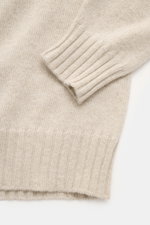 Filippo de Laurentiis Cashmere Rollkragenpullover creme meliert, Detailaufnahme von Ärmeln und Bund, feines Strickbild, weicher Griff, 100% Cashmere.