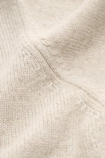 Detailaufnahme aus schräger Perspektive des creme melierten Filippo de Laurentiis Cashmere Rollkragenpullovers mit feinem Strickbild, weichem Griff, Ripprollkragen und flexiblen Bündchen.