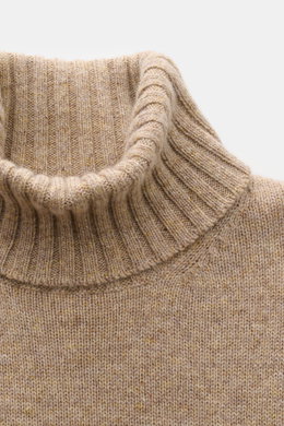 Filippo de Laurentiis Cashmere Rollkragenpullover beige meliert, Nahaufnahme von oben, feines Strickbild, weicher Griff, Rippstrick, 100% reiner Cashmere.