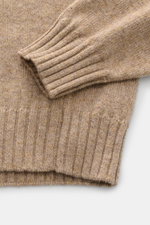 Filippo de Laurentiis Cashmere Rollkragenpullover beige meliert, Nahaufnahme von Ärmel und Bund, feines Strickbild, weicher Griff, 100% Cashmere.