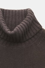 Nahaufnahme aus schräger Draufsicht des dunkelbraunen Filippo de Laurentiis Rollkragenpullovers mit feinem Rippstrick, super 120'S Wolle und Cashmere.