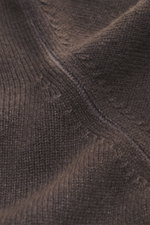 Filippo de Laurentiis Rollkragenpullover dunkelbraun, Nahaufnahme des feinen Strickbilds aus Super 120'S Wolle und Cashmere, weicher Griff, Rippstrick-Rollkragen, flexible Bündchen, Detailfoto aus nächster Nähe.