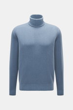 Frontansicht des rauchblauen Filippo de Laurentiis Rollkragenpullovers aus Super 120'S Wolle und Cashmere mit feinem Strickbild.