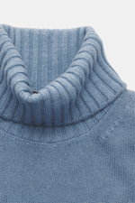 Filippo de Laurentiis Rollkragenpullover rauchblau, Nahaufnahme von oben, weicher Strick aus Super 120'S Wolle und Cashmere, Rollkragen in Rippstrick, Regular Fit.