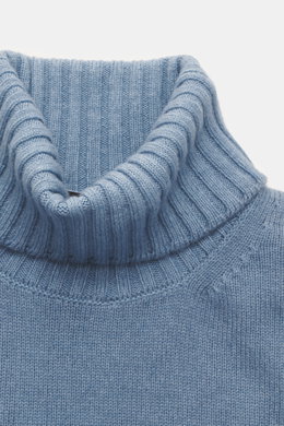Filippo de Laurentiis Rollkragenpullover rauchblau, Nahaufnahme von oben, weicher Strick aus Super 120'S Wolle und Cashmere, Rollkragen in Rippstrick, Regular Fit.