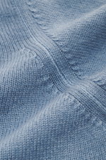 Filippo de Laurentiis Rollkragenpullover rauchblau, Detailaufnahme aus Nähe, feines Strickbild, Super 120'S Wolle mit Cashmere, weicher Griff, Rippstrick-Rollkragen, flexible Bündchen.