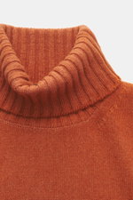 Filippo de Laurentiis Rollkragenpullover rostbraun, Nahaufnahme von oben, weicher Super 120'S Wolle und Cashmere mit feinem Strickbild, Rippkragen und flexiblen Bündchen.