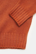 Filippo de Laurentiis Rollkragenpullover rostbraun, Detailaufnahme von Ärmelsaum und feinem Strick, Mix aus Super 120'S Wolle und Cashmere, Regular Fit, weicher Griff.