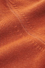 Nahaufnahme des feinen Strickbildes und weichen Griffs des rostbraunen Filippo de Laurentiis Rollkragenpullovers aus Super 120'S Wolle und Cashmere.