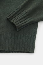 Filippo de Laurentiis Rollkragenpullover dunkelgrün aus Super 120'S Wolle und Cashmere, Detailaufnahme von Ärmel und Bund, feines Strickbild, Regular Fit.