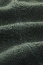 Nahaufnahme des fein gestrickten, dunkelgrünen Filippo de Laurentiis Rollkragenpullovers aus Super 120'S Wolle und Cashmere, Detailansicht der flexiblen Rippbündchen und des weichen Materials.