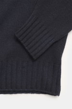 Nahaufnahme des Filippo de Laurentiis Rollkragenpullovers navy von oben, zeigt feines Strickbild, weiche Super 120'S Wolle mit Cashmere.