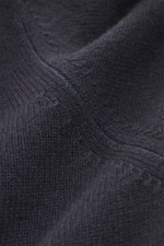 Nahaufnahme des feinen Strickbilds und der weichen Materialstruktur des Filippo de Laurentiis Rollkragenpullover navy aus Super 120'S Wolle und Cashmere.
