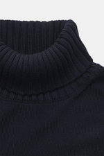 Nahaufnahme des navyfarbenen Filippo de Laurentiis Merino Rollkragenpullovers, von oben fotografiert, mit feinem Strickbild, weichem Griff, Rippstrick-Rollkragen und flexiblen Bündchen, Regular Fit aus reiner Merinowolle, luxuriös für Herbst und Winter.