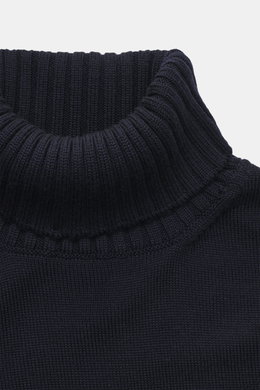 Nahaufnahme des navyfarbenen Filippo de Laurentiis Merino Rollkragenpullovers, von oben fotografiert, mit feinem Strickbild, weichem Griff, Rippstrick-Rollkragen und flexiblen Bündchen, Regular Fit aus reiner Merinowolle, luxuriös für Herbst und Winter.