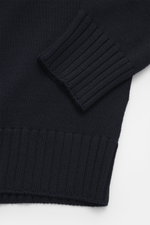 Filippo de Laurentiis Merino Rollkragenpullover navy, Detailaufnahme von Ärmel und Bund, feines Strickbild, reine Merinowolle, weicher Griff, Rippstrick.