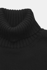 Filippo de Laurentiis Merino Rollkragenpullover schwarz, Detailaufnahme von oben, feiner Strick, weicher Griff, Rippstrickkragen, reine Merinowolle