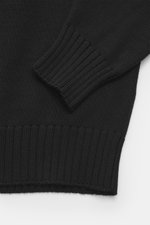 Filippo de Laurentiis Merino Rollkragenpullover schwarz, Detailaufnahme von Ärmel und Bund, feiner Strick aus reiner Merinowolle, Regular Fit, weicher Griff, Rippstrick am Rollkragen und flexible Rippbündchen.