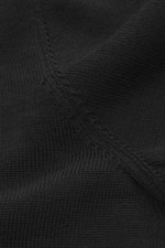 Filippo de Laurentiis Merino Rollkragenpullover schwarz, Detailaufnahme aus Nahperspektive, feiner Strick, reine Merinowolle, weicher Griff, Rippstrick-Rollkragen, flexible Bündchen, Regular Fit.