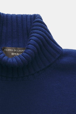 Filippo de Laurentiis Merino Rollkragenpullover dunkelblau, Detailaufnahme von oben zeigt feinen Strick, weichen Griff, Rippstrickkragen und flexible Bündchen.
