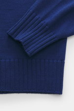 Nahaufnahme des dunkelblauen Filippo de Laurentiis Merino Rollkragenpullovers, Detailansicht von Rippbündchen und feinem Strickbild aus reiner Merinowolle, Regular Fit, weicher Griff.