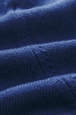 Filippo de Laurentiis Merino Rollkragenpullover dunkelblau in Nahaufnahme, feines Strickbild aus weicher reiner Merinowolle, Rippkragen, Rippbündchen.