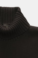 Filippo de Laurentiis Merino Rollkragenpullover dunkelbraun aus reiner Merinowolle, feinem Strickbild, weichem Griff, Regular Fit, Rollkragen und Rippbündchen, Nahaufnahme von oben.