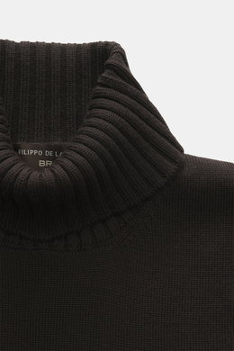 Filippo de Laurentiis Merino Rollkragenpullover dunkelbraun aus reiner Merinowolle, feinem Strickbild, weichem Griff, Regular Fit, Rollkragen und Rippbündchen, Nahaufnahme von oben.