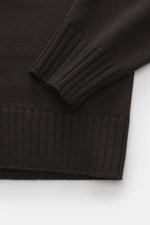 Filippo de Laurentiis Merino Rollkragenpullover dunkelbraun, Nahaufnahme von Ärmel und Saum, feiner Strick, weicher Griff aus reiner Merinowolle.
