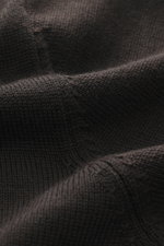 Filippo de Laurentiis Merino Rollkragenpullover dunkelbraun, Nahaufnahme des feinen Strickbilds aus reiner Merinowolle, weicher Griff, Rippkragen, flexible Bündchen.