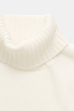 Filippo de Laurentiis Merino Rollkragenpullover creme, feiner Strick aus reiner Merinowolle, weicher Griff, Regular Fit, Rippstrick-Rollkragen, flexible Bündchen, Nahaufnahme von oben.