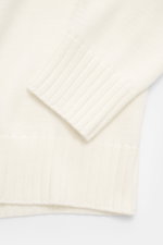 Filippo de Laurentiis Merino Rollkragenpullover creme, Detailaufnahme von Ärmel und Saum, feines Strickbild aus reiner Merinowolle, weicher Griff, Regular Fit, Rippstrick-Rollkragen, flexible Rippbündchen.