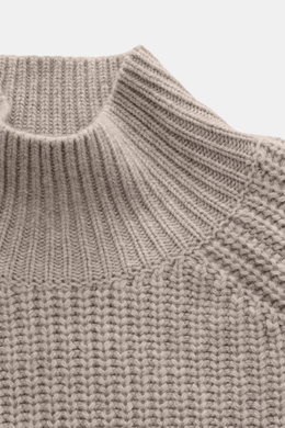 Nahaufnahme des Allude Mock Neck Pullovers beige meliert von oben, Mix aus Wolle und Cashmere, weicher Griff, mittelgrobes Strickbild, Patent-Strickmuster, Regular Fit, Stehkragen, Raglan-Ärmel, komfortable Rippbündchen.